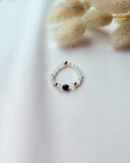 Pierścionek na gumce z kamieni księzycowych, cytrynów i czarnego turmalinu