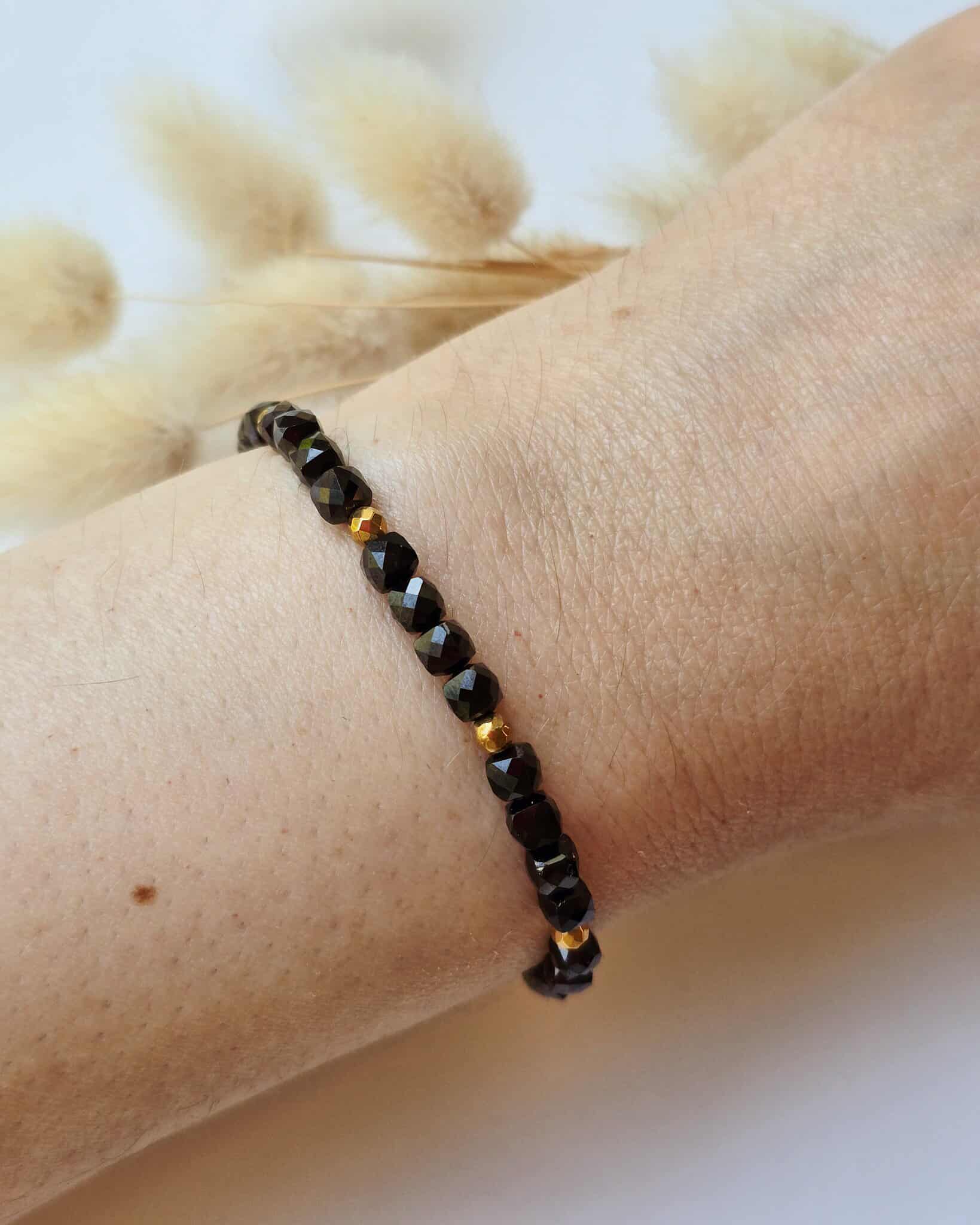 Co oznacza zerwana bransoletka z czarnego turmalinu?